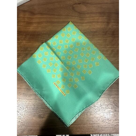 HERMES Green Pocket Square - Excellent Pre-owned - Picture 8 of 10